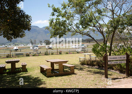 Stellenbosch Flying Club a Stellenbosch, Western Cape, Sud Africa, dicembre 2017, piccolo aerodromo nella Western Cape regione che ha posti a sedere per gli ospiti Foto Stock