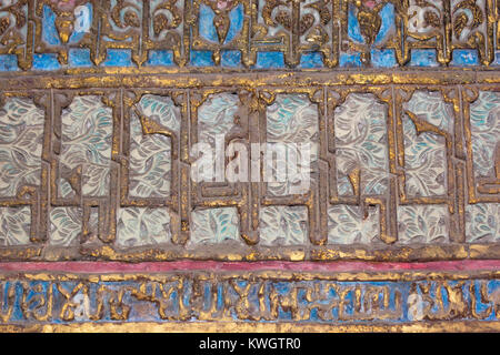 Cordoba, Spagna. Il Mudéjar Cappella di San Bartolomé, una quattrocentesca cappella funeraria. Dettaglio della decorazione in stucco in stile Mudejar lavorare sulla parete. Foto Stock