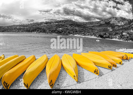 St Croix lago con barche, Les Gorges du Verdon, Provenza, Francia Foto Stock