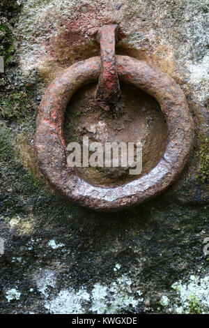 Il vecchio anello di ferro arrugginito per la presa - dettaglio Foto Stock