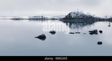 Un freddo, grigio giorno di novembre su Rannoch Moor. Tuttavia non vi è stata qualche splendida luce atmosferica e la neve era bellissima. Questo colpo a Lochan na Foto Stock