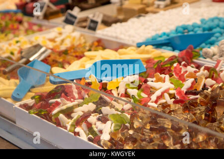 Vari i dolciumi e la pasticceria a uno stallo presso il mercato di Natale, George Square, Glasgow, Scozia Foto Stock