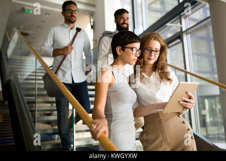 La gente di affari al divertimento in ufficio Foto Stock