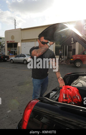 MIAMI BEACH, FL - MARZO 21: Jersey Shore di Jenni "" Jwoww Farley e il ragazzo Roger Williams sembrava così nell'amore come hanno camminato su Lincon Road. Il giovane shopped e afferrato Starbucks. Il 21 marzo 2011 a Miami Beach, in Florida. Persone: Jenni Jwoww Farley Roger Williams Foto Stock