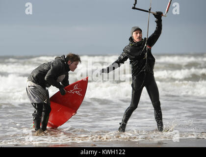 Kite surfers nell'Ayrshire cittadina balneare di Troon approfittare delle condizioni di vento di tempesta Eleanor ancorato nel Regno Unito con una violenta tempesta di forza di vento fino a 100 km/h, lasciando migliaia di case senza potere e colpire i collegamenti di trasporto. Foto Stock