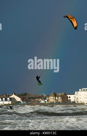 Kite surfers nell'Ayrshire cittadina balneare di Troon approfittare delle condizioni di vento di tempesta Eleanor ancorato nel Regno Unito con una violenta tempesta di forza di vento fino a 100 km/h, lasciando migliaia di case senza potere e colpire i collegamenti di trasporto. Foto Stock