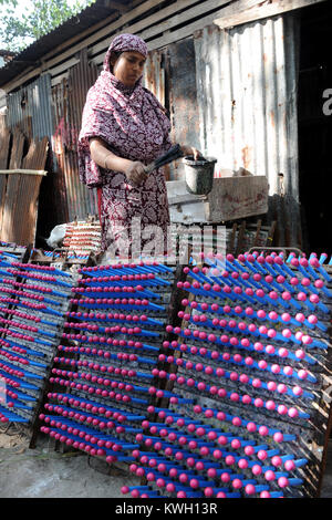 Dacca in Bangladesh - Novembre 14, 2016: una donna del Bangladesh lavora presso la fabbrica di palloncini a Dhaka, nel Bangladesh. La loro giornata inizia alle 6 del mattino e continua per Foto Stock