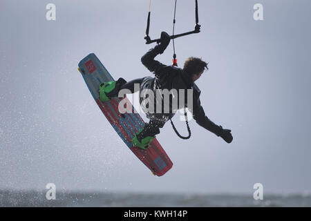 Kite surfers nell'Ayrshire cittadina balneare di Troon approfittare delle condizioni di vento di tempesta Eleanor ancorato nel Regno Unito con una violenta tempesta di forza di vento fino a 100 km/h, lasciando migliaia di case senza potere e colpire i collegamenti di trasporto. Foto Stock