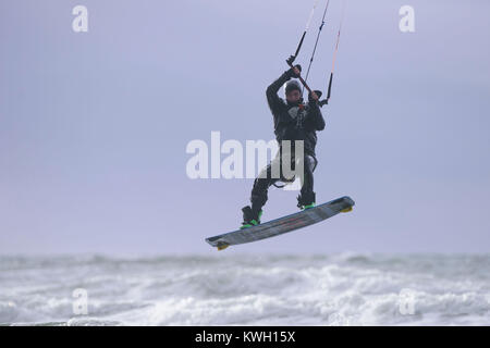 Kite surfers nell'Ayrshire cittadina balneare di Troon approfittare delle condizioni di vento di tempesta Eleanor ancorato nel Regno Unito con una violenta tempesta di forza di vento fino a 100 km/h, lasciando migliaia di case senza potere e colpire i collegamenti di trasporto. Foto Stock