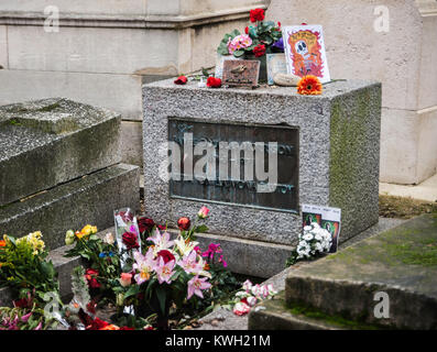 Tomba di Jim Morrison (1943-1971), frontman della american music band le porte, che si trova nel cimitero di Pere Lachaise di Parigi, Francia. Foto Stock