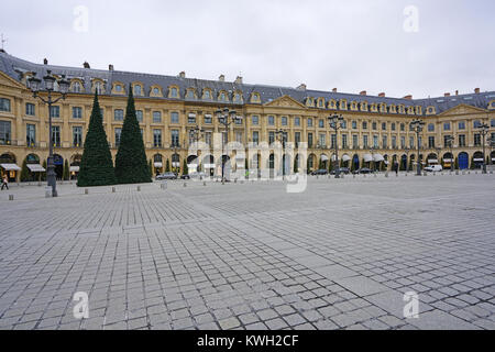 Vista del Place Vendome square nel 1 ° arrondissement di Parigi eretto per commemorare la battaglia di Austerlitz da Napoleone Foto Stock