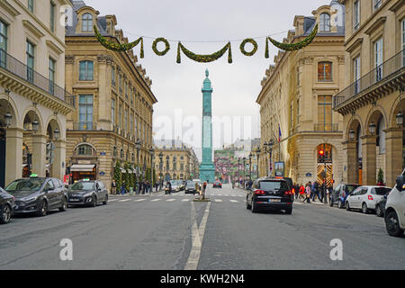 Vista del Place Vendome square nel 1 ° arrondissement di Parigi eretto per commemorare la battaglia di Austerlitz da Napoleone Foto Stock