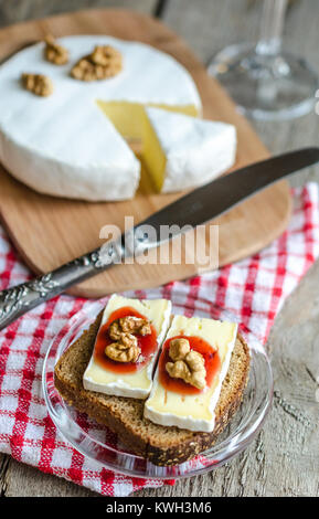 Fette di camembert sul pane Foto Stock