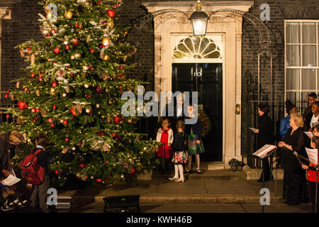 Londra, Regno Unito. 6 dicembre, 2017. Il primo ministro Theresa Maggio assiste l'illuminazione del Downing Street albero di Natale con la capitale arti coro. Il Foto Stock