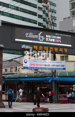 Ingresso principale del tradizionale mercato coreano si trova a Haeundae street in Busan, Corea del Sud Foto Stock