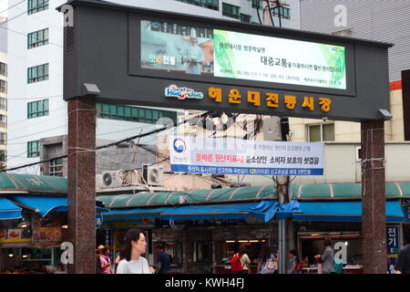 Ingresso principale del tradizionale mercato coreano si trova a Haeundae street in Busan, Corea del Sud Foto Stock