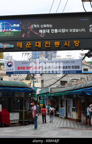Ingresso principale del tradizionale mercato coreano si trova a Haeundae street in Busan, Corea del Sud Foto Stock