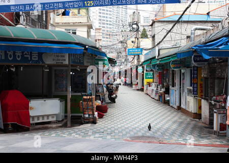 Ingresso principale del tradizionale mercato coreano si trova a Haeundae street in Busan, Corea del Sud Foto Stock