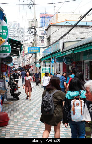 Tradizionale mercato coreano si trova a Haeundae street in Busan, Corea del Sud Foto Stock