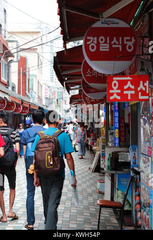 Tradizionale mercato coreano si trova a Haeundae street in Busan, Corea del Sud Foto Stock