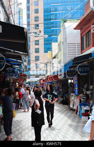 Tradizionale mercato coreano si trova a Haeundae street in Busan, Corea del Sud Foto Stock