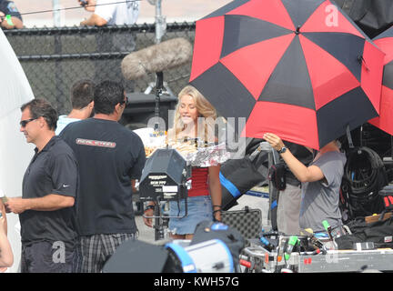 HOLLYWOOD, FL - 23 Maggio: Julianne Hough, e Diego Boneta sul set il primo giorno delle riprese di roccia di età" interpretato da Tom Cruise.. Julianne è stato veduto camminare i suoi due cani in-tra prende. Il 23 maggio 2011 a Miami Beach, in Florida. Persone: Julianne Hough Diego Boneta Foto Stock