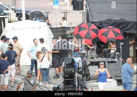 HOLLYWOOD, FL - 23 Maggio: Julianne Hough, e Diego Boneta sul set il primo giorno delle riprese di roccia di età" interpretato da Tom Cruise.. Julianne è stato veduto camminare i suoi due cani in-tra prende. Il 23 maggio 2011 a Miami Beach, in Florida. Persone: Julianne Hough Diego Boneta Foto Stock