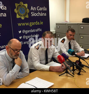 Sovrintendente Capo Christy Manganese (centro) Mutandine media a Dundalk Garda station come detective indagando l omicidio di un uomo giapponese nel corso di una serie di attacchi casuali a Dundalk, Co Louth hanno detto il terrorismo è una linea di indagine. Foto Stock