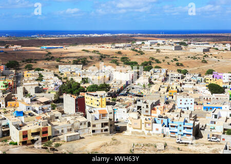 Alta Vista su Espargos, vista ad ovest verso il porto di Palmeira e nell'Oceano Atlantico, Isola di Sal, Salina, Capo Verde, Africa Foto Stock