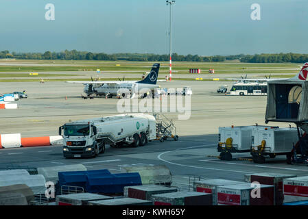 Lufthansa aereo sulla pista dell'aeroporto di Ferihegy di Budapest, Ungheria, circondato da veicoli di servizio, facchinaggio macchinari e tracce. Foto Stock