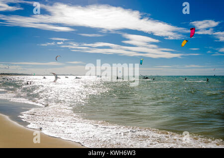Il tramonto con kite surfers godendo il mare alla sera Foto Stock