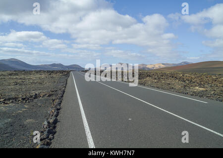 Grandi colline di lava a Lanzarote. La natura e il cielo. Foto di viaggio. Estate 2015. Foto Stock