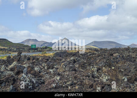 Grandi colline di lava a Lanzarote. La natura e il cielo. Foto di viaggio. Estate 2015. Foto Stock