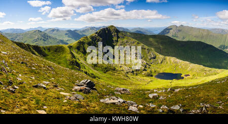 Uno dei sette Munros sul Sud Glen Shiel ridge, Sgurr un Lochain è un magnifico vertice appuntito 1004 metri di altezza. Foto Stock