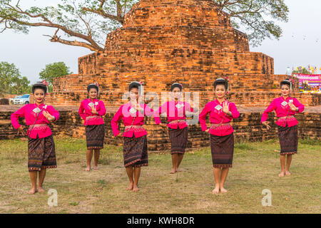 KALASIN, Tailandia - 20 febbraio 2016: Ragazza ballerini con abito locale facendo nordest tailandese tradizionale danza a Yaku Pagoda a celebrare il buddismo ev Foto Stock