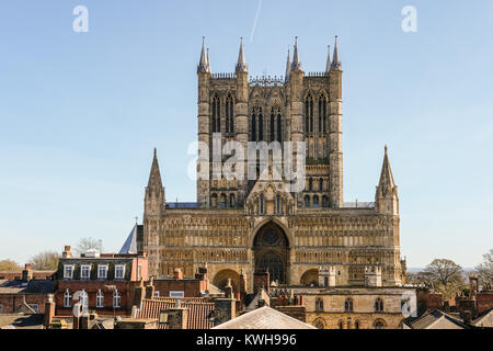 Una vista della Cattedrale di Lincoln prese da dentro le mura del castello di Lincoln e il Museo della prigione, Lincoln, Lincolnshire, England, Regno Unito Foto Stock