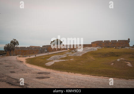 Vista della parete di protezione della Fortaleza de Santa Tereza. Foto Stock