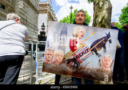 Kaya Mar - Fumettista politico - con uno dei suoi dipinti in Westminster - Brexit: Terssa maggio, Liam Fox, Boris Johnson, David Davis - outsdie dall Foto Stock