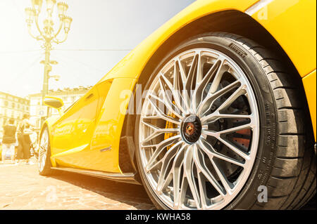 TORINO - giu 10, 2017: Showroom. Close up di un giallo Lamborghini Aventador in uno showroom Foto Stock