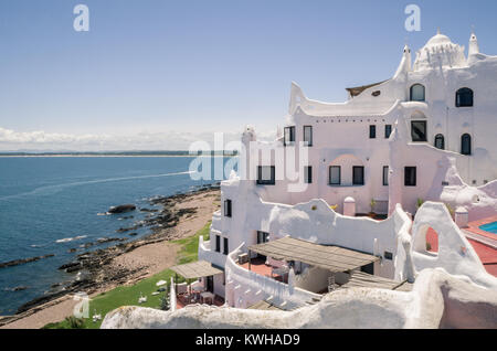 Vista del mare da Punta Ballena, a Punta del Este in Uruguay, Casapueblo. Si tratta di un hotel e una galleria di arte dove utilizzare al lavoro del famoso artista e cele Foto Stock