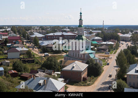 Vista dalla torre campanaria della chiesa di la voce del Signore in Gerusalemme alla Chiesa della Natività nella città di Totma, Vologda Regione, Rus Foto Stock