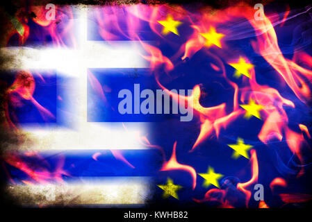 La Grecia e la bandiera europea in fiamme, simbolico Grexit foto, Griechenland- und UE-Fahne in Flammen, Symbolfoto Grexit Foto Stock