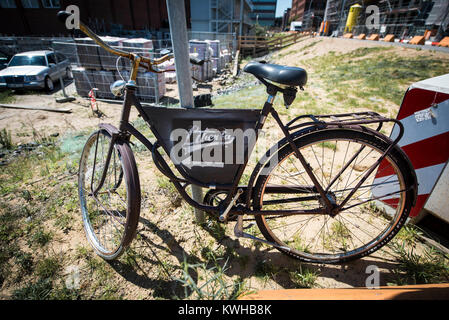 Vecchia bicicletta come un cartello nella città portuale di Amburgo, Germania, Europa, Altes Fahrrad als Wegweiser in der Hafencity von Hamburg, Deutschland, Euro Foto Stock