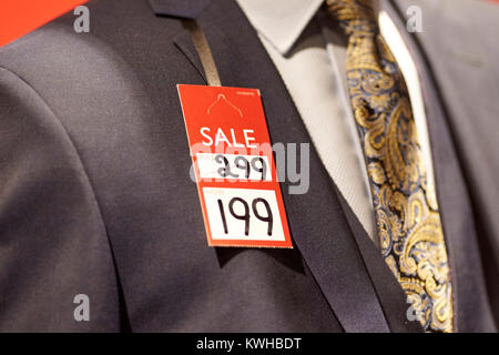 Tuta marcata verso il basso sulla vendita di abbigliamento shop uk Foto Stock