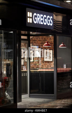 Greggs insegne pubblicitarie al di fuori dell'entrata al negozio cafe a Belfast Irlanda del Nord Regno Unito Foto Stock