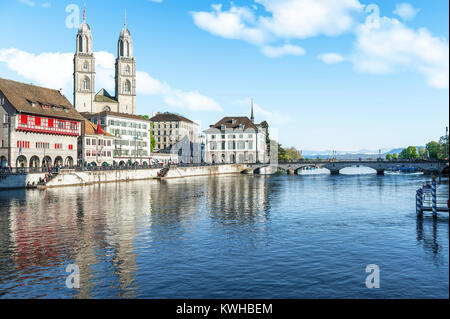 Vista sulla chiesa di Grossmunster dal fiume Limmat. Zurigo Foto Stock