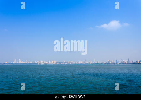 Lo skyline di Mumbai vista da Marina Drive in Mumbai, India Foto Stock