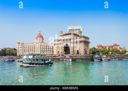 Il Gateway of India e barche come visto dal porto di Mumbai in Mumbai, India Foto Stock