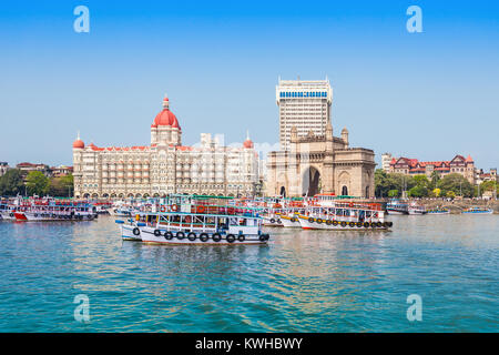 Il Gateway of India e barche come visto dal porto di Mumbai in Mumbai, India Foto Stock