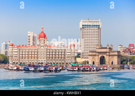 Il Gateway of India e barche come visto dal porto di Mumbai in Mumbai, India Foto Stock